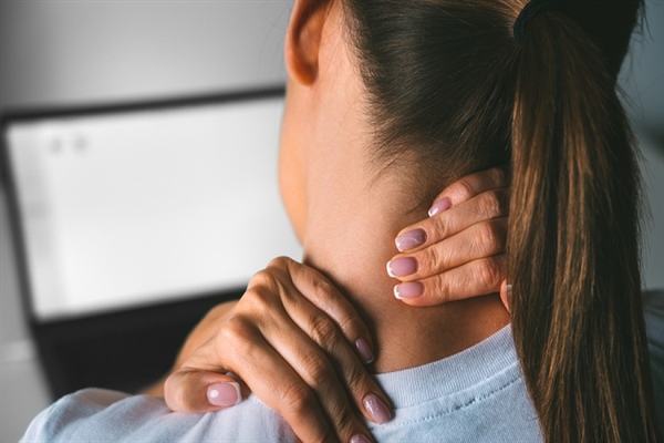 8 Signs to See a Chiropractor for Neck Pain